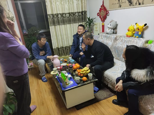关爱员工冷暖 传递组织温情——星空平台组织开展员工家访活动(图2)