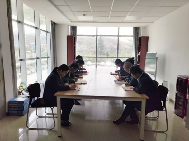星空平台平煤机公司组织开展集体学习(图1)
