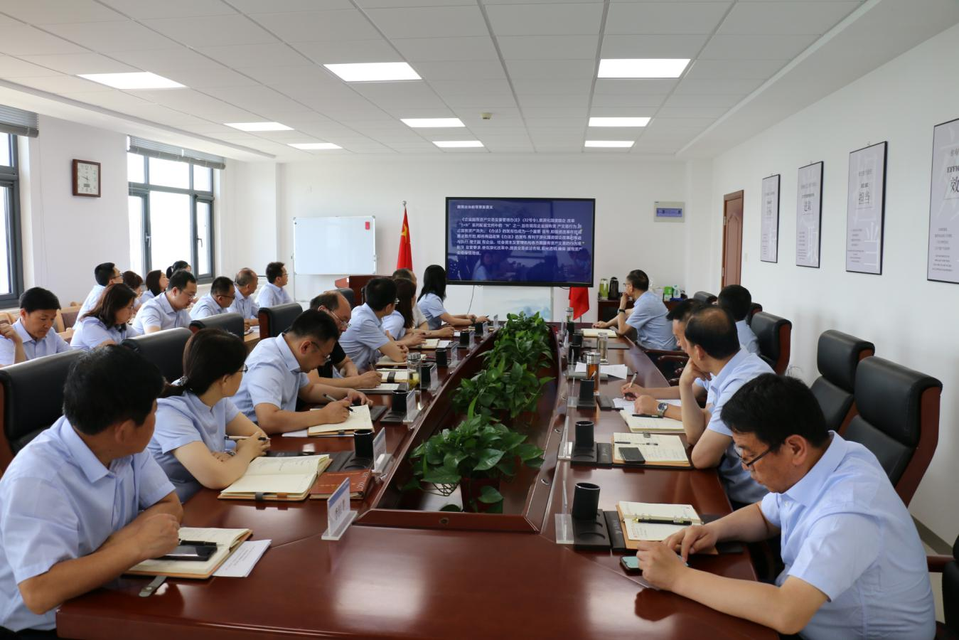 星空平台召开党委理论中心组集体学习研讨会议(图2)
