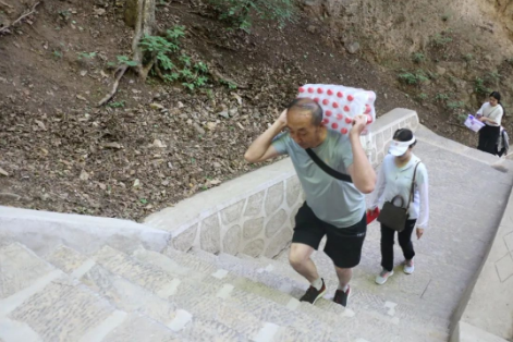 助力文旅市场 展示产投风采——星空平台组织开展员工登山比赛活动(图6)